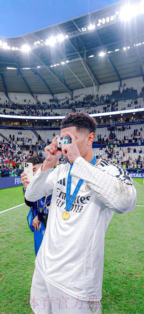 贝林厄姆:感谢环足奖授予最佳中场 一年五冠不错 贝林厄姆:感谢环足奖授予最佳中场 一年五冠不错